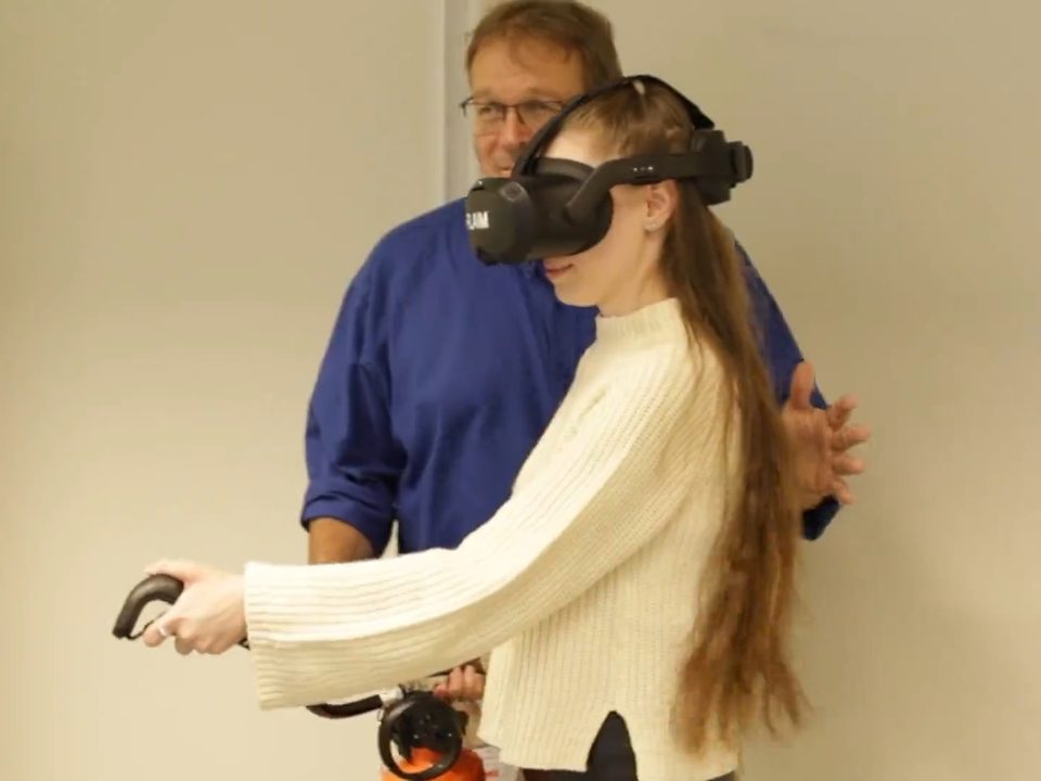 Brandschutztraining mit VR-Brille und Übungslöscher
