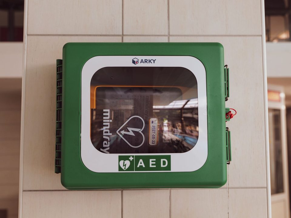 Defibrillator im Wandkasten