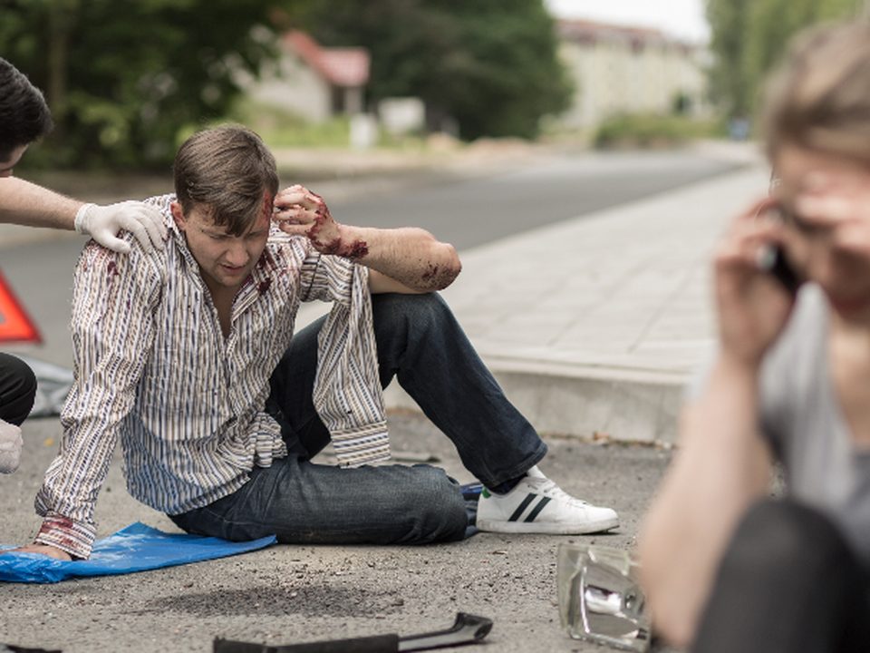 Ersthelfer versorgt einen Verletzten am Unfallort